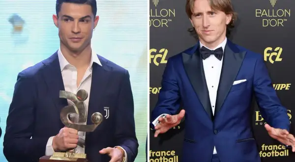 Cristiano Ronaldo z trofeum, obok Luka Modrić, który zdobył Złotą Piłkę.