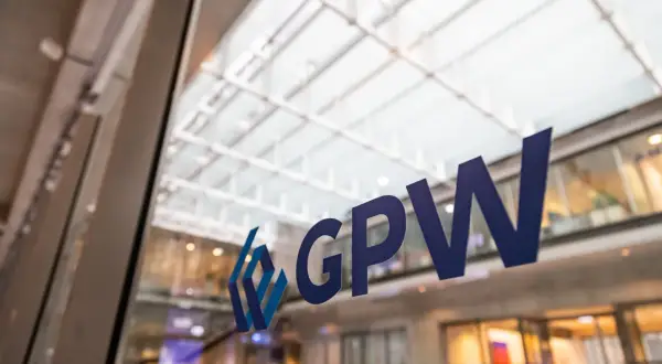 Logo GPW na szkle. Zastanawiasz się, w co inwestować na giełdzie? To miejsce może być odpowiedzią.