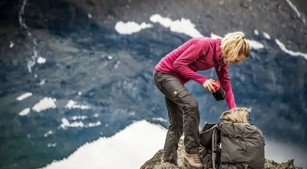 Letnie spodnie trekkingowe: Czy wiesz, jak wybrać idealne w góry?