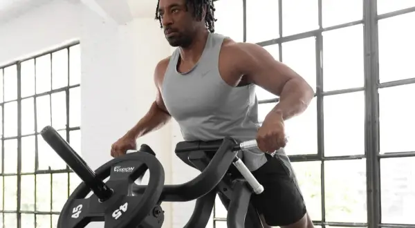 Mann trainiert mit dem Gerät für Inverted Rows.