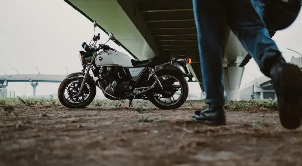 Motocykl Honda CB1100 pod mostem. Idealny do kategorii A2 prawo jazdy, jaką pojemność?