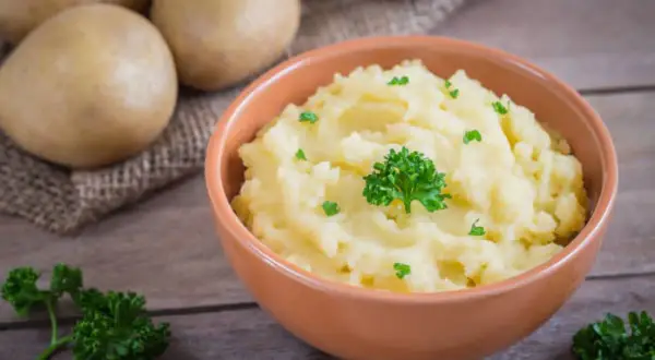 Pyszne, kremowe puree ziemniaczane, idealne do obiadu. Zobacz, jak zrobić puree krok po kroku!