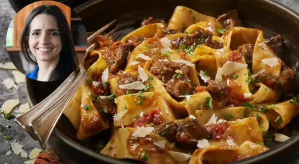 Un plato de fideos con carne, cubierto con queso rallado y perejil. Una mujer sonríe en un círculo superpuesto.