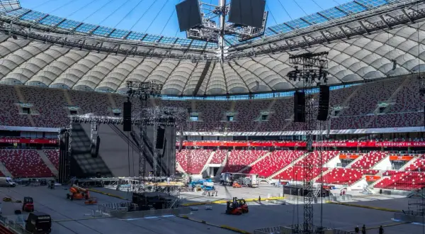 Przygotowania do wielkiego koncertu PGE Narodowy. Ogromna scena, telebimy i system nagłośnieniowy czekają na widzów.