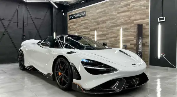 Biały McLaren 720S Spider po profesjonalnym detailing samochodowy, lśniący w studio.