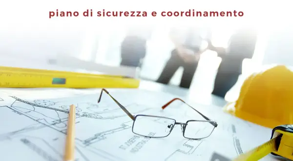 Il psc cos'è? Un piano di sicurezza e coordinamento su disegni tecnici, occhiali, matita, metro e casco.