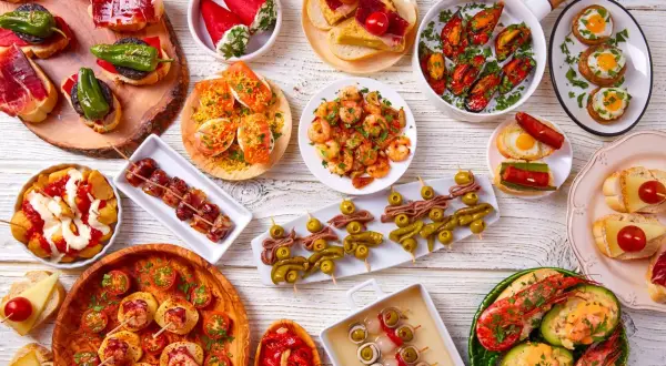 Bogactwo smaków kuchni hiszpańskiej: tapas z krewetkami, małżami, owocami morza, papryczkami i oliwkami.