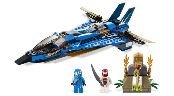 Niebieski myśliwiec z zestawu lego 9442, dwaj wojownicy Ninjago i kamienna konstrukcja z płomieniami.