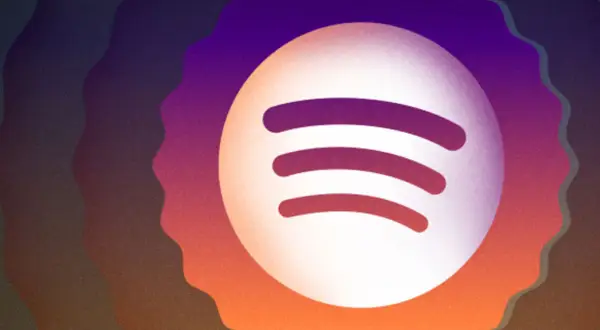 Spotify logo na tle falujących, gradientowych kolorów. Może to być grafika zapowiadająca top 10 artystów Spotify.