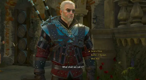 Geralt w najlepszym rynsztunku z Wiedźmina 3, gotów do walki. W tle beczki i kamienne mury.