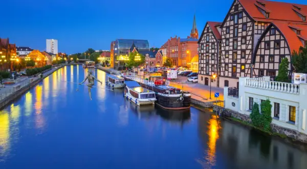 Bydgoszcz atrakcje: rzeka Brda, łodzie, zabytkowe kamienice i słynny siłacz na linie. Wieczorny spacer po mieście.