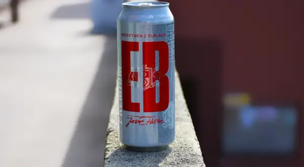 Piwo EB Jasne Pełne ma 5.0% alkoholu. Srebrna puszka z czerwonym logo EB.
