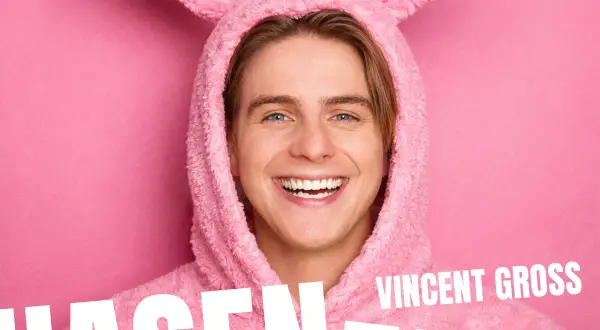Vincent Gross im pinken Hasen-Hoodie, lächelnd. Seine Single "Hasentanz" ist ein Bestseller.