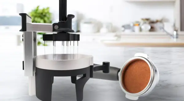 En nålfördelare för kaffe mal, som hjälper till att jämna ut kaffepulvret för en perfekt espresso.