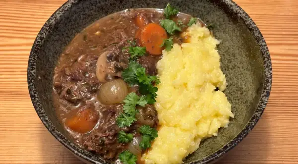 En mustig gryta med mört kött, morötter, lök och svamp, serverad med krämigt potatismos. Ett perfekt recept gryta för kalla dagar.
