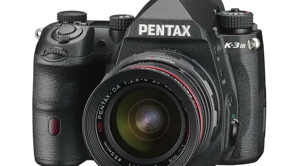 La Pentax K-3 III, protagonista di questa recensione, è una reflex digitale robusta e performante, pronta a catturare ogni tuo scatto.
