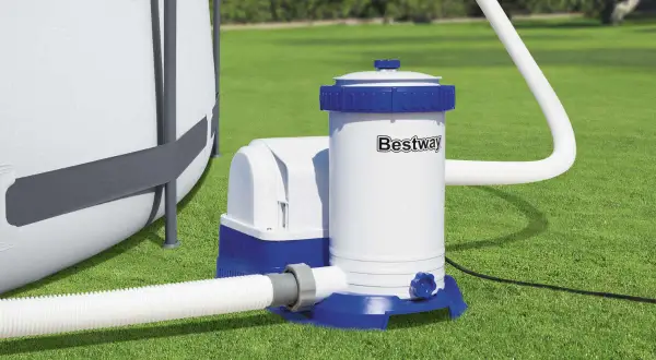 Jak zrobić filtr piaskowy do basenu? Zobacz, jak podłączyć pompę Bestway do basenu, by woda była krystalicznie czysta.