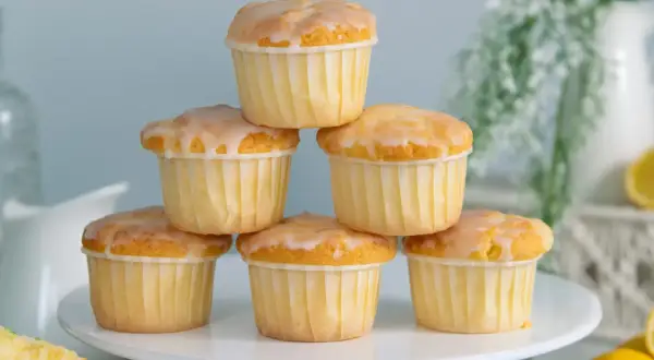 Gestapelte Zitronenmuffins mit Zuckerguss, perfekt für ein Zitronenmuffins Rezept.