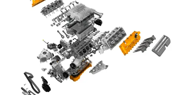 Rozłożony silnik Hellcat z pomarańczowymi elementami i napisem "SUPERCHARGED HEMI".