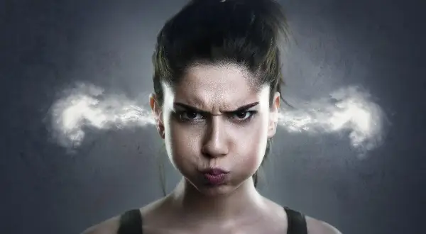 Mujer con cara de enfado y vapor saliendo de sus orejas. Ideal para buscar frases para cuando estas enfadado.