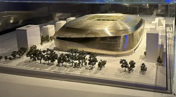 Model stadionu Realu Madryt, Santiago Bernabéu, z otaczającymi budynkami i drzewami.