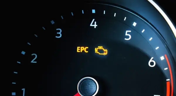 Na desce rozdzielczej świeci się kontrolka EPC, sygnalizując problem z silnikiem.