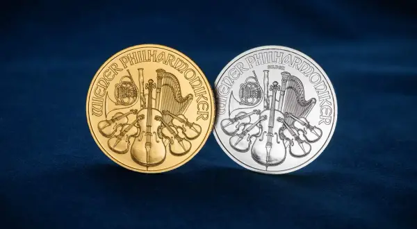 Złota i srebrna moneta z wizerunkiem instrumentów muzycznych, symbolizująca orkiestrę. Ta britannia moneta to prawdziwe dzieło sztuki.