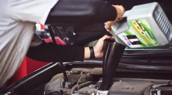 Mechanik wylewa olej silnikowy Mobil 1 do silnika. Pytanie: czy można mieszać oleje silnikowe?