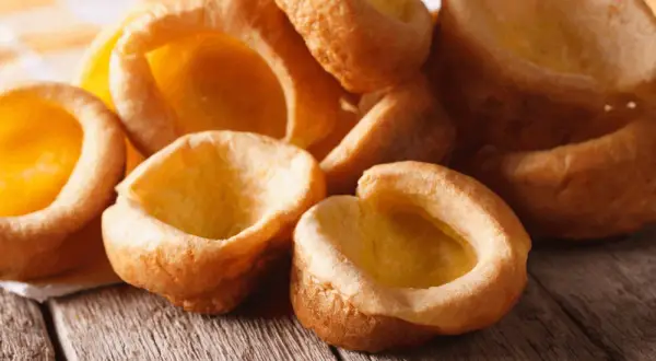 Puszyste Yorkshire puddingi, idealne do dań z kuchni angielskiej. Przepisy na nie znajdziesz w sieci.