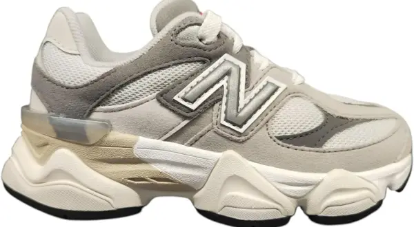 Sneaker New Balance 9060 grigio e beige, con logo "N" argentato.
