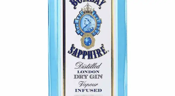 Niebieska butelka z etykietą Bombay Sapphire, na której widnieje portret królowej i napis "Distilled London Dry Gin".
