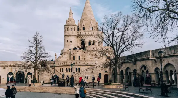 Budapeszteńska twierdza, idealna na podróż z Warszawy. Sprawdź warszawa-budapeszt pociąg ceny i odkryj piękno Węgier!