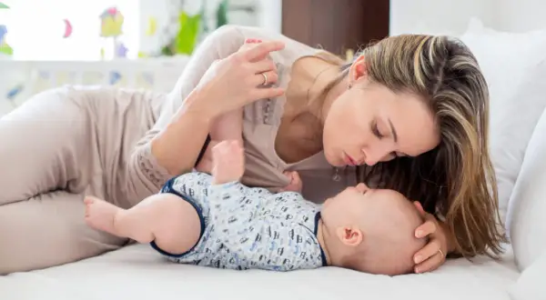 Jak często zmieniać pieluchę noworodkowi, aby uniknąć podrażnień?