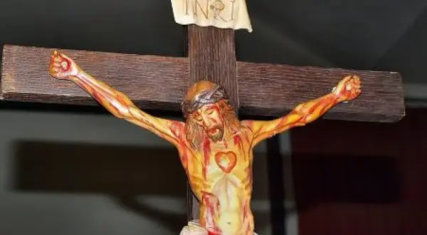 Figurka Jezusa na krzyżu, z koroną cierniową i tabliczką INRI. Symbol najpiękniejszych rozważań drogi krzyżowej.