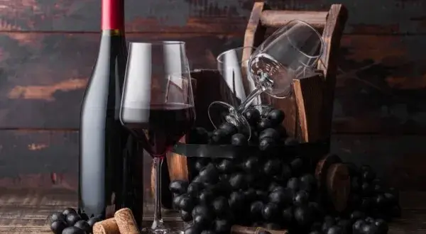 Kiedy zlewać wino, aby uniknąć błędów w fermentacji i smaku