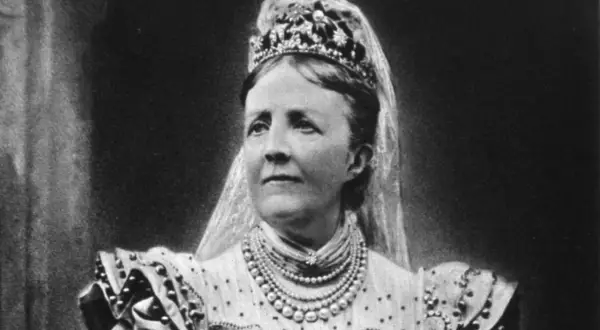 Drottning Sofia bär en imponerande tiara och pärlhalsband.