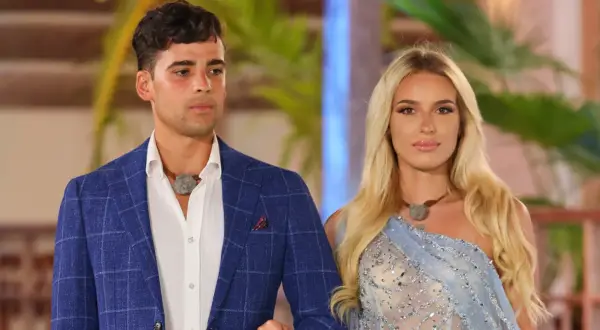 Hotel Paradise 5: uczestnicy w eleganckich strojach, mężczyzna w niebieskiej marynarce, kobieta w błękitnej sukni.