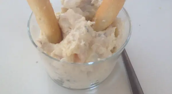 Cremige ensaladilla rusa andaluza mit Grissini im Glas. Ein köstlicher Snack!