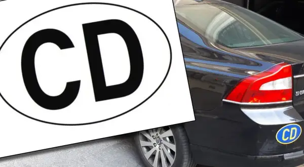 Naklejka z napisem "CD" na czarnym samochodzie.