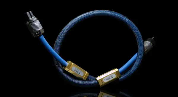 Błękitny kabel z plecionką, zakończony złotymi elementami z logo korony. To Siltech Triple Crown, symbol doskonałości dźwięku.