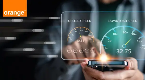 Orange teste le débit descendant sur un smartphone, affichant 32.75 Mbps.
