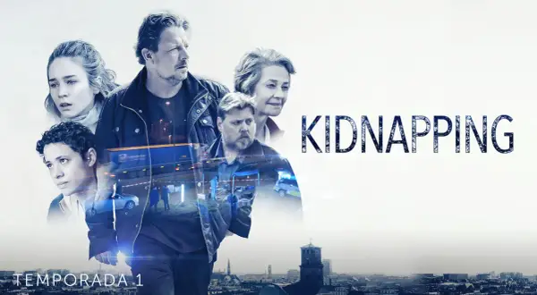 Gesichter von Menschen, die besorgt und entschlossen aussehen, überlagert mit Szenen von Polizeiautos und Ermittlungen. "Kidnapping Staffel 1" ist prominent platziert.