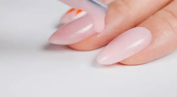 Manicure hybrydowy z nadbudową – co to jest i dlaczego warto?