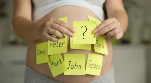 Grossesse : des post-it avec des prénoms masculins comme Peter, John, James, Mark, Denis, Bob, et un point d'interrogation.