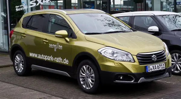 Złoty Suzuki SX4 S-Cross na placu dealerskim. Czy wady tego modelu są widoczne na pierwszy rzut oka?