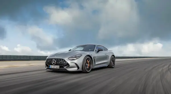 Srebrny Mercedes-AMG GT63S pędzi po torze. Zastanawiasz się nad jego ceną?