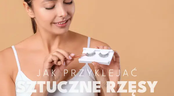 Kobieta z pęsetą w dłoni pokazuje sztuczne rzęsy w opakowaniu. Dowiedz się, jak zrobić kępki rzęs dla efektownego spojrzenia.