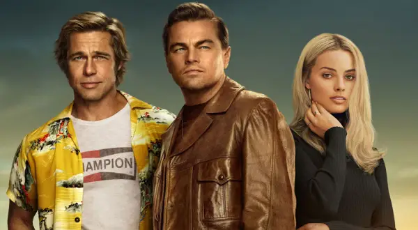 Brad Pitt, Leonardo DiCaprio i Margot Robbie w kadrze z filmu "Pewnego razu... w Hollywood".