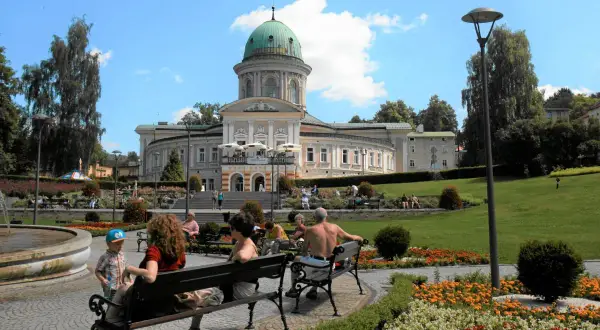 Relaks w otoczeniu zieleni i pięknej architektury. To miejsce to jedne z najlepszych sanatoriów w Polsce, gdzie można odpocząć i zadbać o zdrowie.