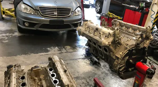 Silnik v12 Mercedesa S-klasy w warsztacie, gotowy do montażu.